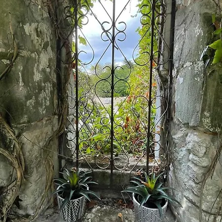 Tranquil 1 Bed Walking Distance To *